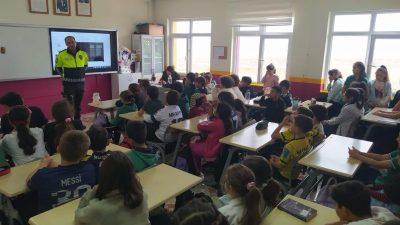Türkeli İlçe Emniyet Müdürlüğü tarafından Cumhuriyet İlkokulu öğrencilerine trafik kuralları