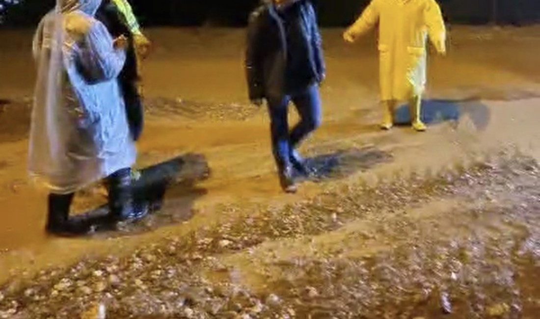 Adıyaman’ın Tut ilçesinde etkili olan sağanak yolları gölete çevirdi. Tut