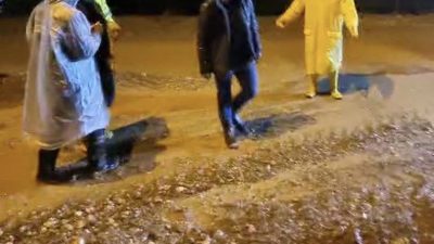 Adıyaman’ın Tut ilçesinde etkili olan sağanak yolları gölete çevirdi. Tut