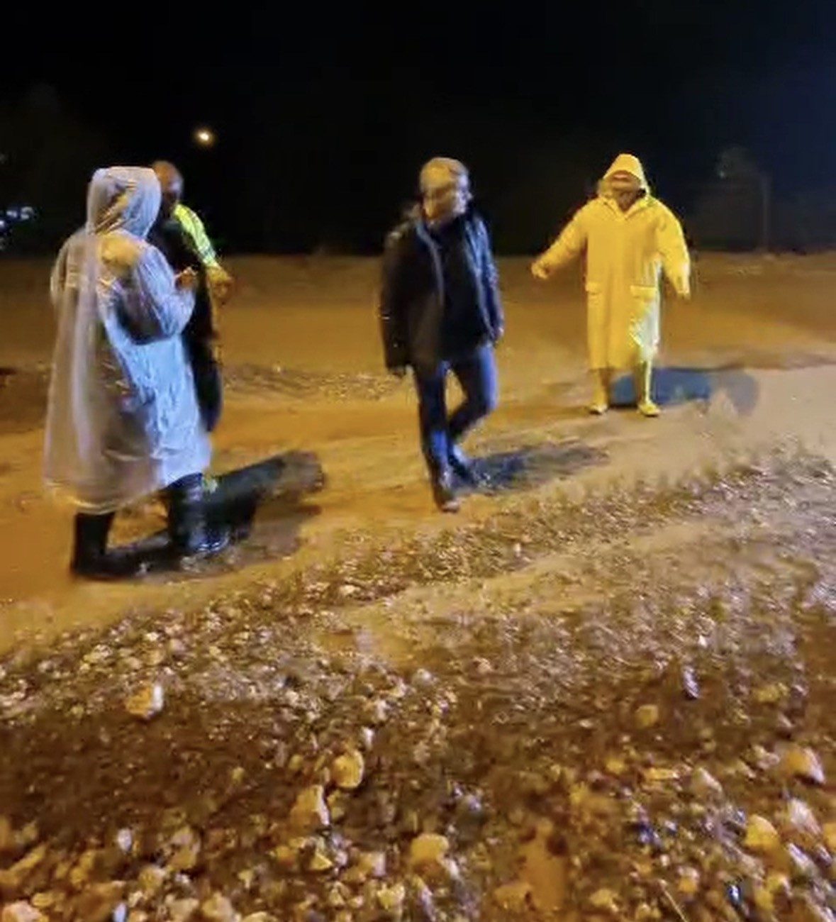 Adıyaman’ın Tut ilçesinde etkili olan sağanak yolları gölete çevirdi. Tut