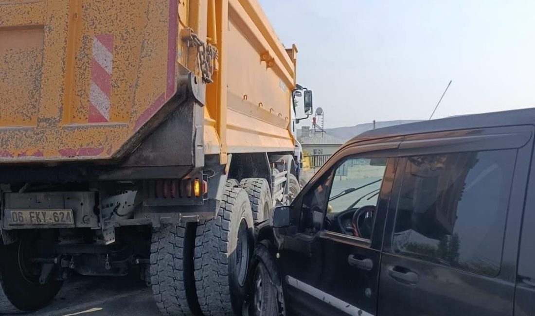 Iğdır’ın Tuzluca ilçesinde meydana gelen trafik kazasında kamyon ile hafif