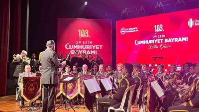 Ümraniye’de 29 Ekim Cumhuriyet Bayramı askeri bando konseri ile coşkuyla