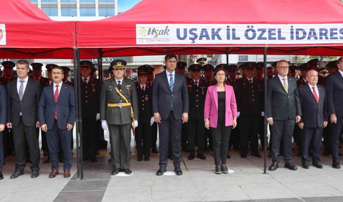 Uşak’ta 29 Ekim Cumhuriyet Bayramı, düzenlenen çelenk sunma töreniyle kutlandı.