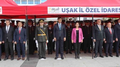 Uşak’ta 29 Ekim Cumhuriyet Bayramı, düzenlenen çelenk sunma töreniyle kutlandı.