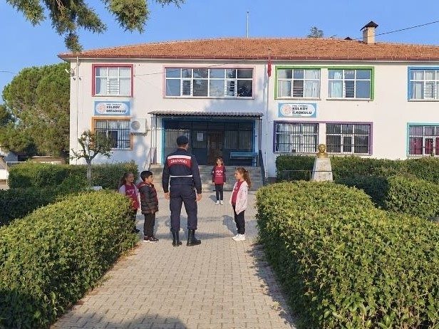 Uşak’ta “Güvenli Okul Güvenli Gelecek” projesi kapsamında polis ve jandarma