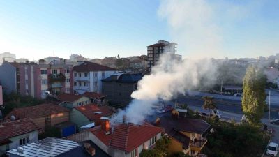 Uşak’ta tek katlı evin çatısında çıkan yangın, itfaiye ekiplerinin müdahalesiyle