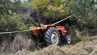 Uşak’ın Eşme ilçesinde tarlaya devrilen traktörün sürücüsü hayatını kaybetti. Kaza,