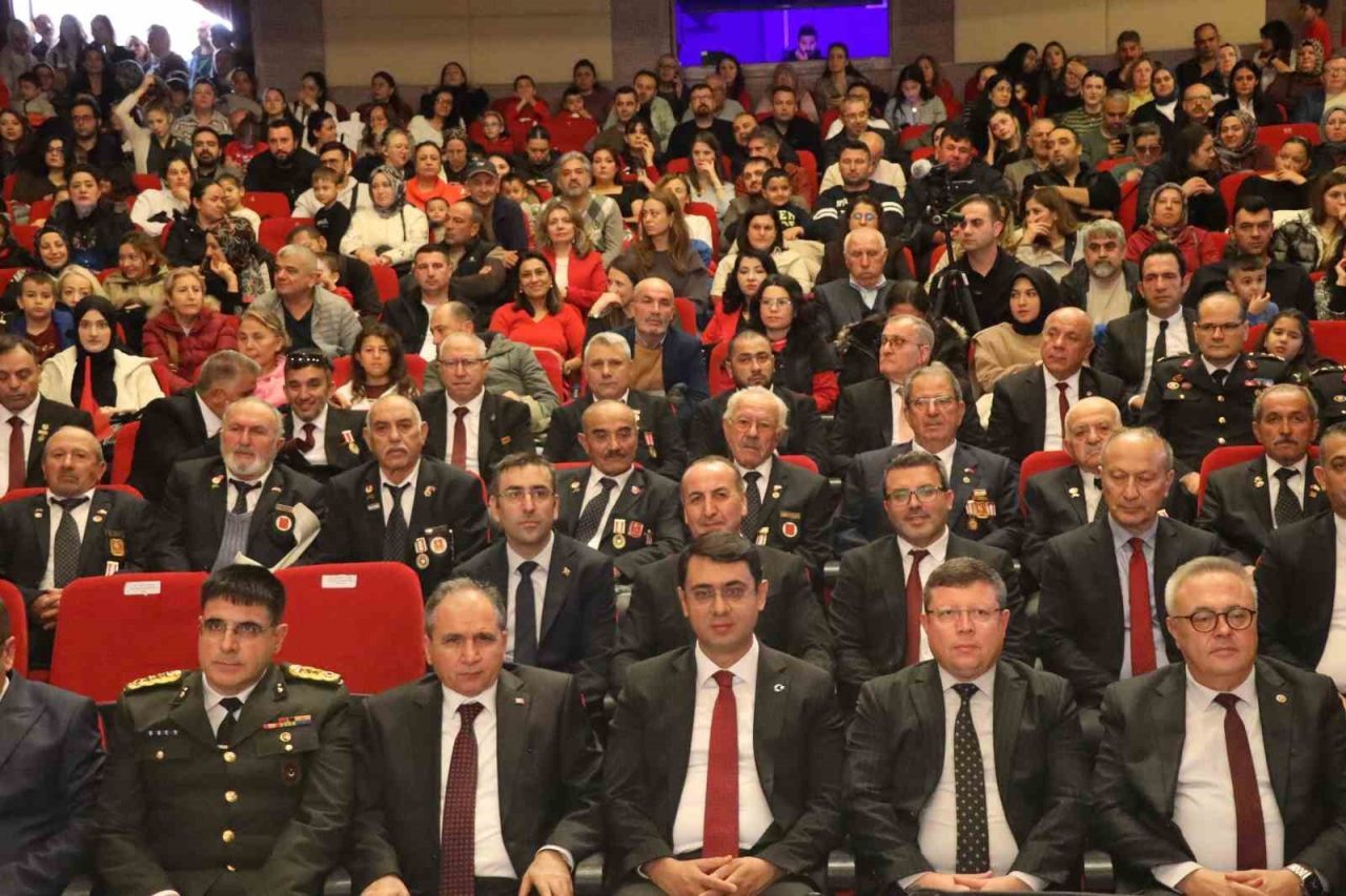 Uşak’ta 29 Ekim Cumhuriyet Bayramı, düzenlenen çeşitli etkinliklerle kutlandı. 29
