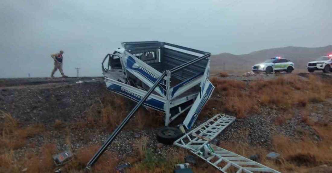 Van-Başkale karayolunda 3 aracın karıştığı zincirleme trafik kazasında 3’ü ağır