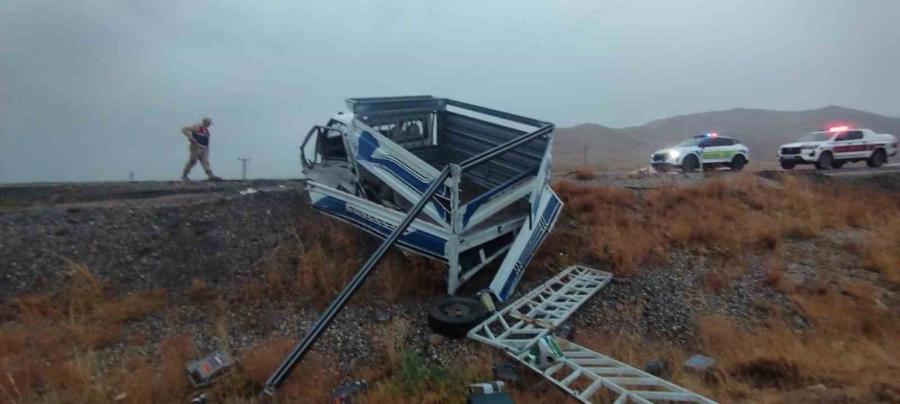 Van-Başkale karayolunda 3 aracın karıştığı zincirleme trafik kazasında 3’ü ağır