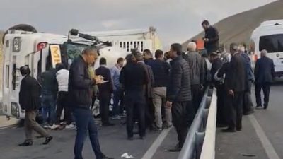 VAN (İHA) – Van’ın Gürpınar ilçesinde tırın devrilmesi sonucunda 1