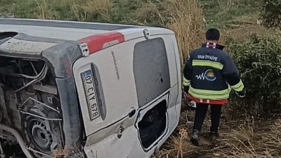Van’ın Gevaş ilçesinde minibüsün devrilmesi sonucu meydana gelen trafik kazasında