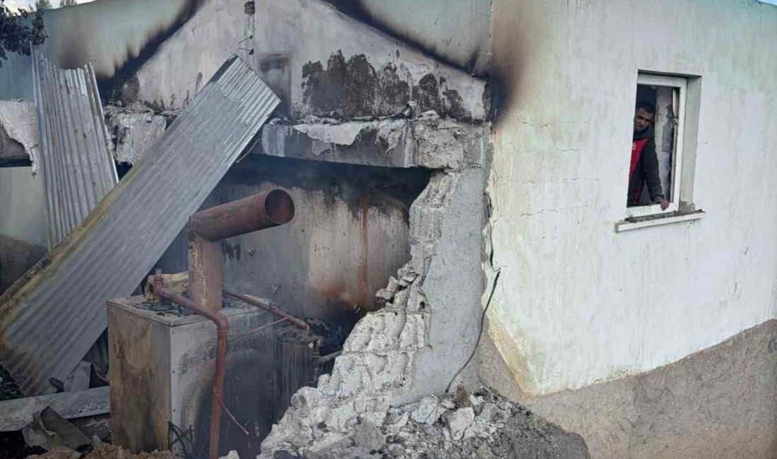 Muş’un Varto ilçesine bağlı Kaynarca köyünde ev ile ahır arasındaki