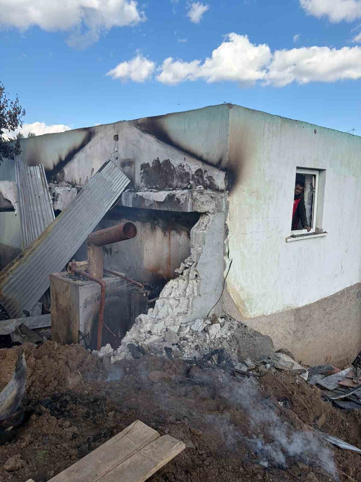 Muş’un Varto ilçesine bağlı Kaynarca köyünde ev ile ahır arasındaki