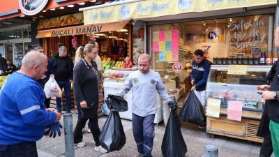 İzmir’in Buca ilçesinde bir şarküteride yapılan denetimde, son kullanma tarihi