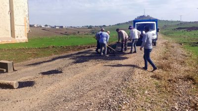 Diyarbakır’ın Çermik ilçesi İkiçeltik Mahallesi’nde vatandaşlar, mahalle yollarının onarımını kendi