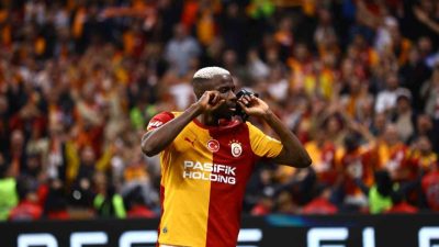 Galatasaray’ın Nijeryalı futbolcusu Victor Osimhen, Fenerbahçe derbilerindeki gol sayısını 5