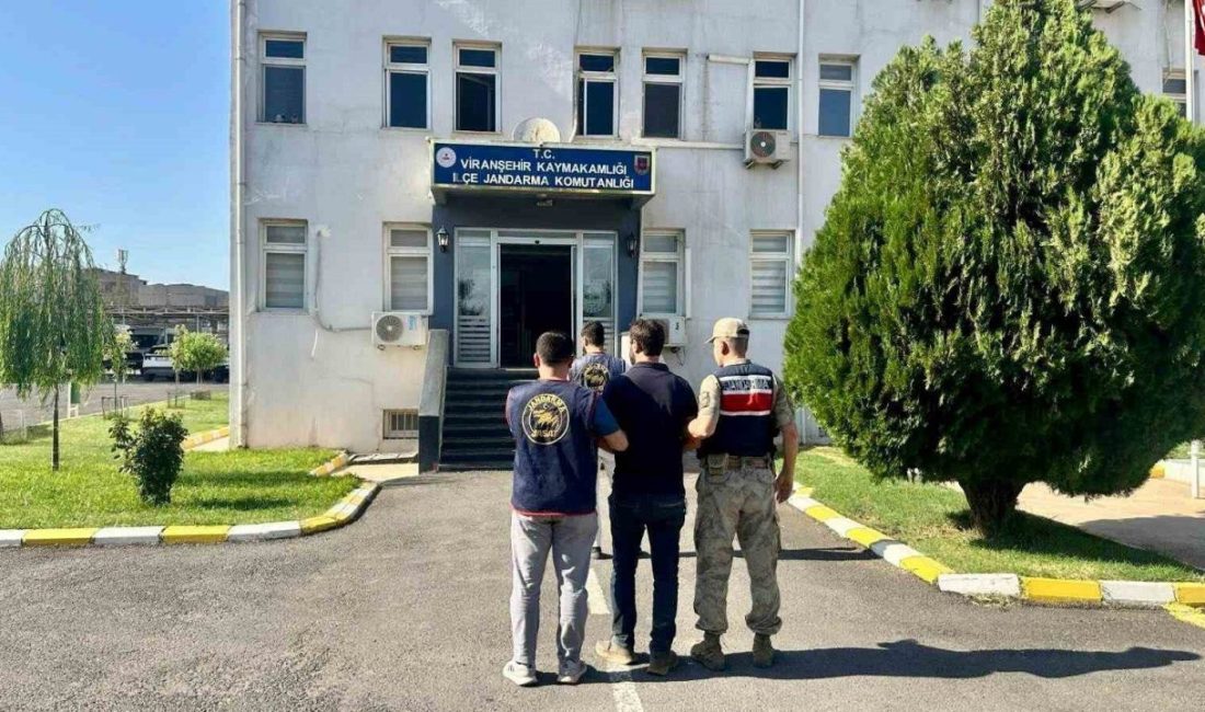 Şanlıurfa’nın Viranşehir ilçesinde silahla birden fazla kişi ile birlikte konutta