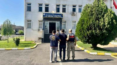 Şanlıurfa’nın Viranşehir ilçesinde silahla birden fazla kişi ile birlikte konutta