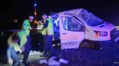Manisa’nın Sarıgöl ilçesinde yağışlı hava nedeniyle sürücüsünün direksiyon hâkimiyetini kaybettiği