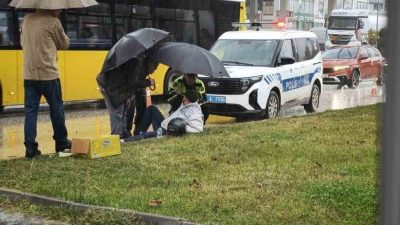 Kastamonu’da sağanak yağış sebebiyle motosikletten düşerek yaralanan sürücüyü, trafik polisi
