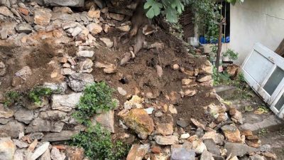 Bursa’da 2 gündür aralıksız yağan yağmur sonrası, bir evin önündeki
