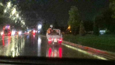 Eskişehir’de yağışlı havaya aldırış etmeden üç tekerlekli bir motosikletin kasasında