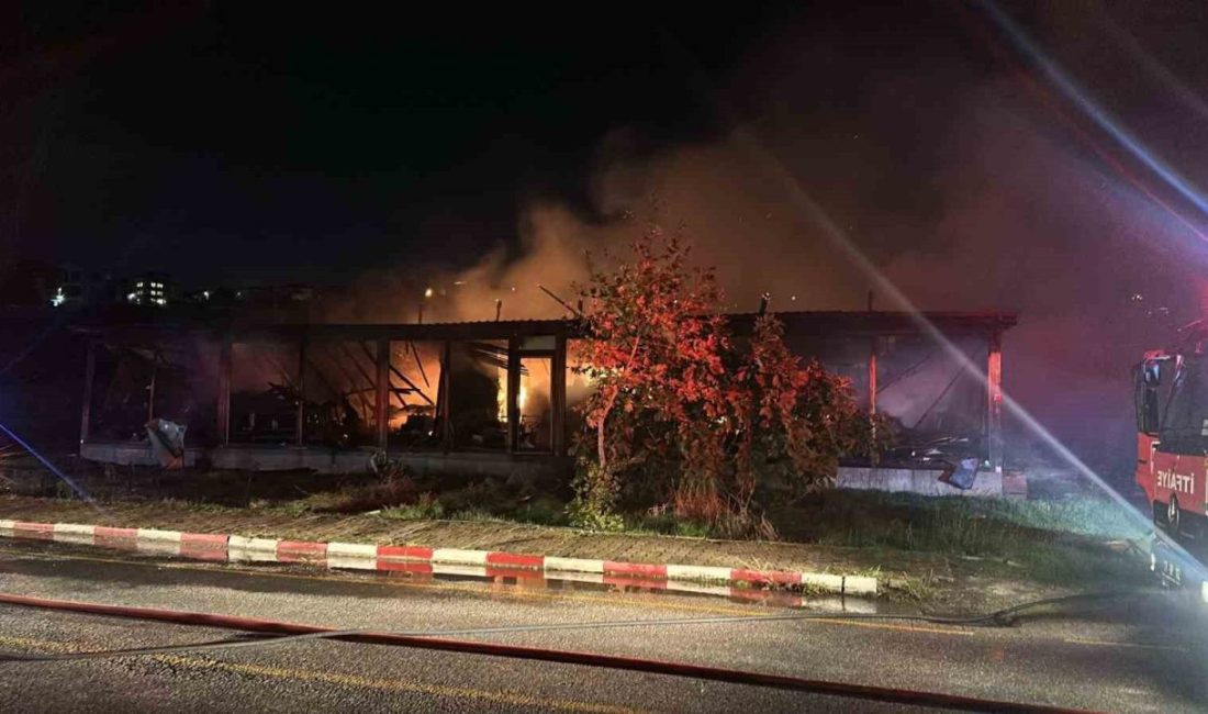 Yalova’nın Kadıköy beldesinde mobilya imalathanesinde çıkan yangın itfaiye ekiplerinin müdahalesiyle