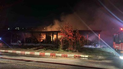 Yalova’nın Kadıköy beldesinde mobilya imalathanesinde çıkan yangın itfaiye ekiplerinin müdahalesiyle