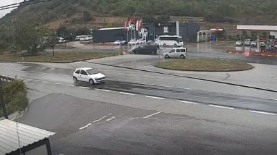 Yalova-Bursa kara yolunda minibüsün çarpması sonucu ikiye bölünen otomobilin 75
