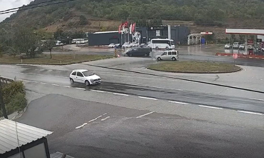 Yalova-Bursa kara yolunda minibüsün çarpması sonucu ikiye bölünen otomobilin 75