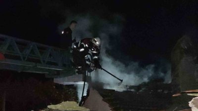 Aydın’ın Nazilli ilçesinde gece saatlerinde sobadan çıkan yangında ev kullanılamaz