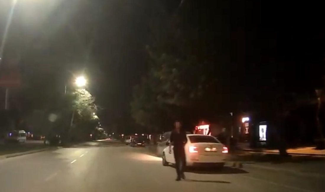 Adana’da gece yarısı hızla yolda giden şahısları uyaran gençler saldırıya