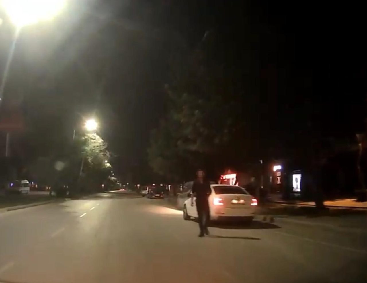 Adana’da gece yarısı hızla yolda giden şahısları uyaran gençler saldırıya