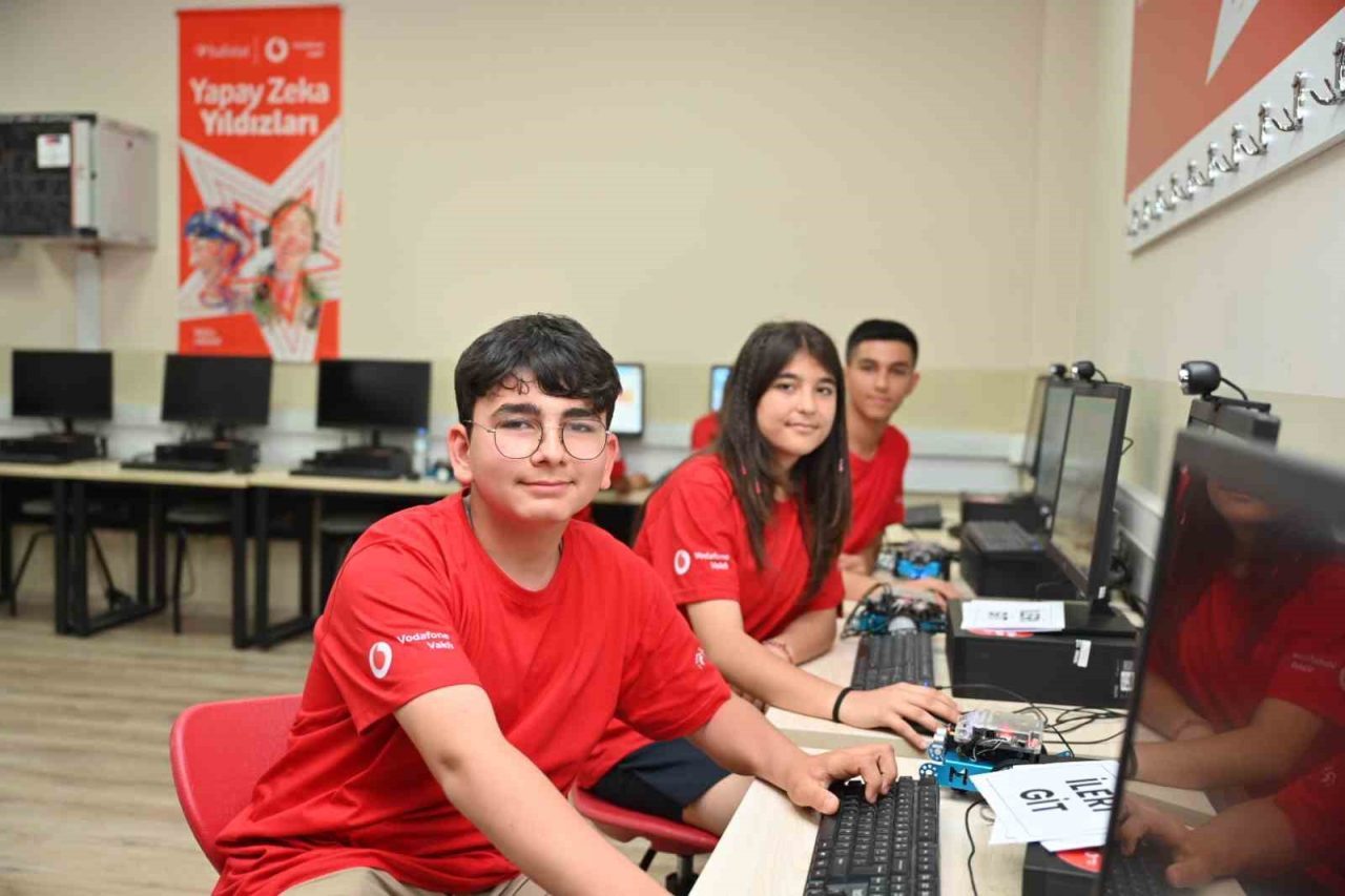 Vodafone Vakfı ve Habitat Derneği işbirliğiyle yürütülen Yapay Zekâ Yıldızları