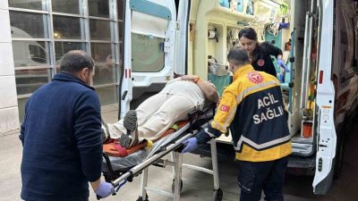 Adıyaman’da refüje çıkan otomobildeki vatandaşlara yardım için araçtan inen kadın,