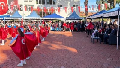 Aydın’ın Yenipazar ilçesinde Cumhuriyet’in 103’üncü kuruluş yıl dönümü, vatandaşların yoğun