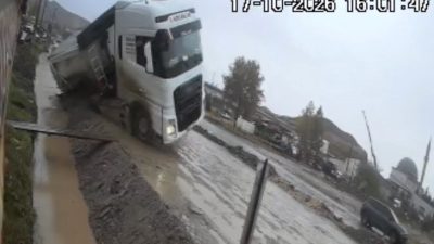 Çorum’da karşı yönden gelen araca yol vermek isterken kanala devrilen