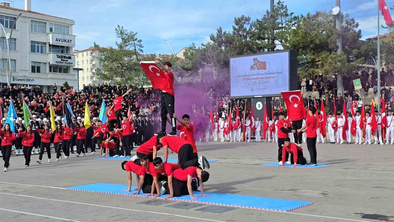 Türkiye Cumhuriyeti’nin kuruluşunun yıl dönümü, Yozgat’ta yediden yetmişe her kesimden