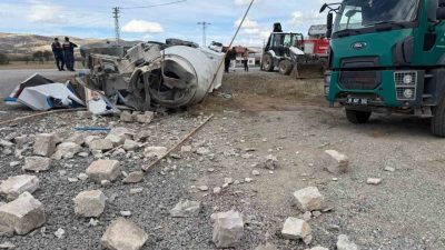 Yozgat’ta mikser devrildi, sürücüsü yaralandı. Kadışehri ilçesine bağlı Yankı Mahallesi’nde