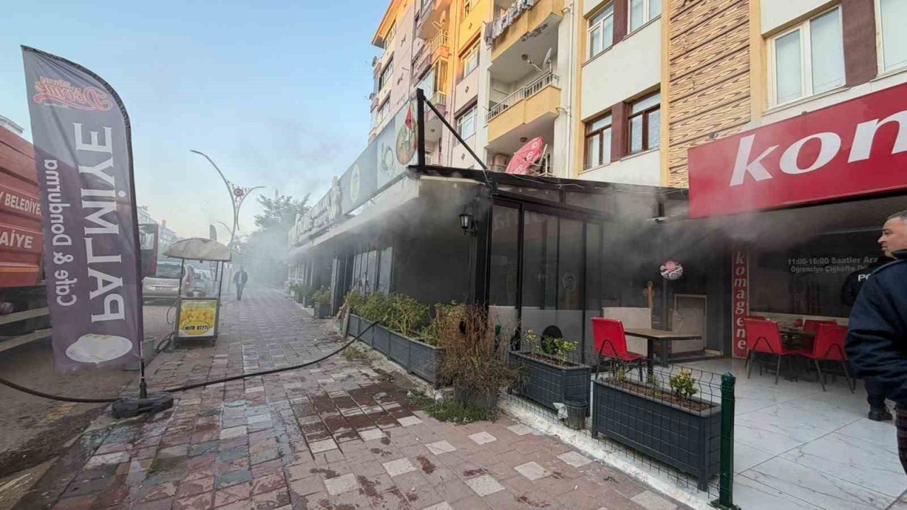 Yozgat’ın Yerköy ilçesinde bir iş yerinde çıkan yangın, itfaiye ekiplerinin