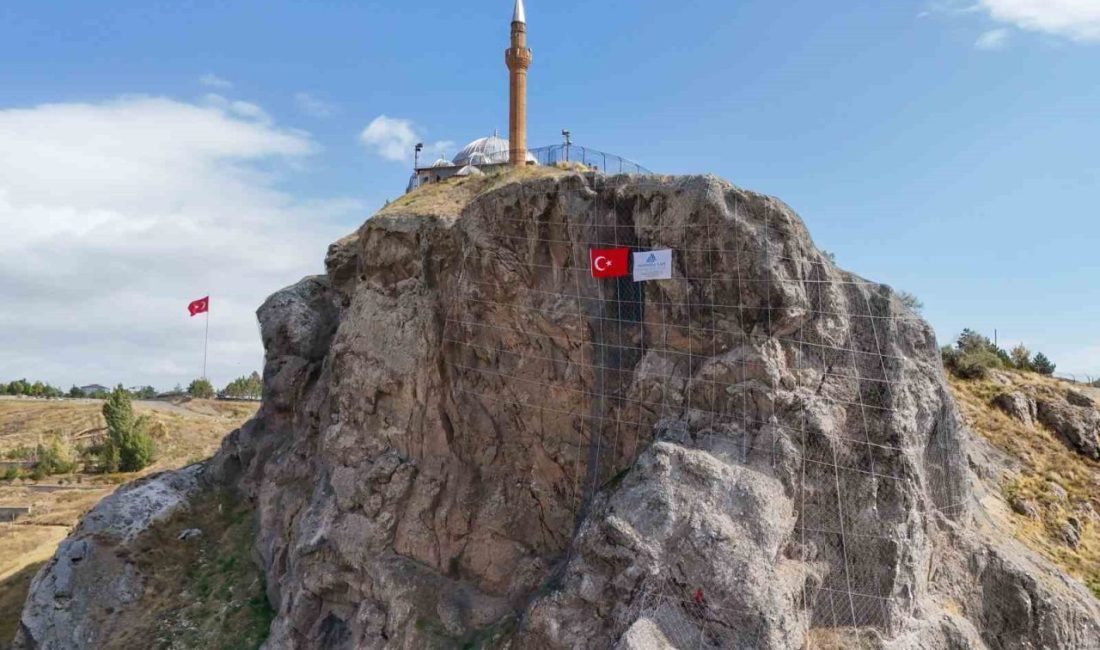 Sivas’ta Yukarı Tekke Mezarlığında bulunan Abdulvahabi Gazi Türbesi ve Cami
