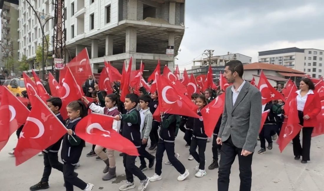 Hakkari’nin Yüksekova ilçesinde 29 Ekim Cumhuriyet Bayramı, 110 metre uzunluğundaki