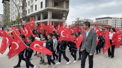 Hakkari’nin Yüksekova ilçesinde 29 Ekim Cumhuriyet Bayramı, 110 metre uzunluğundaki