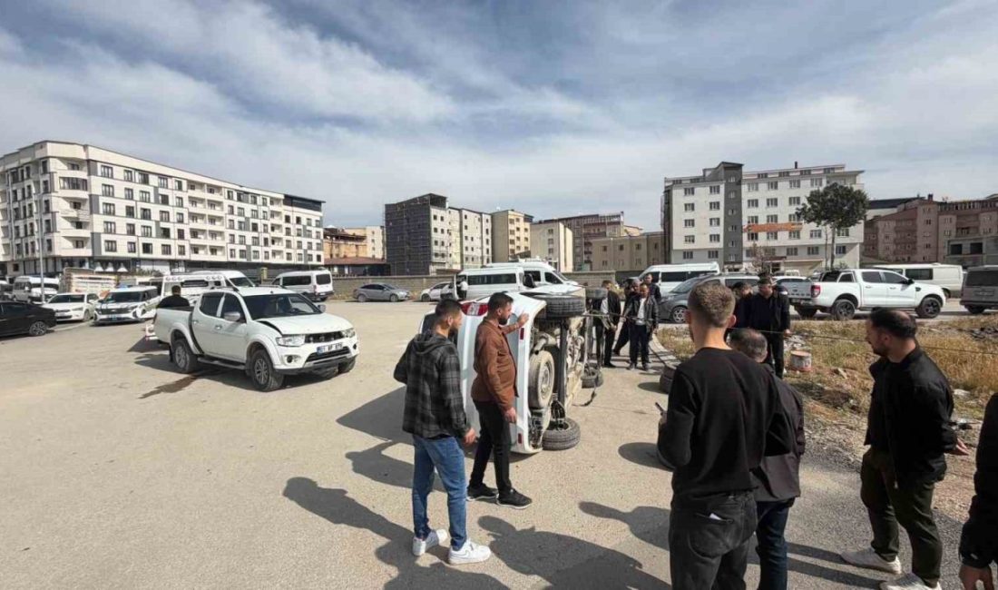 HAKKARİ (İHA) – Hakkari’nin Yüksekova ilçesinde kamyonetle hafif ticari aracın
