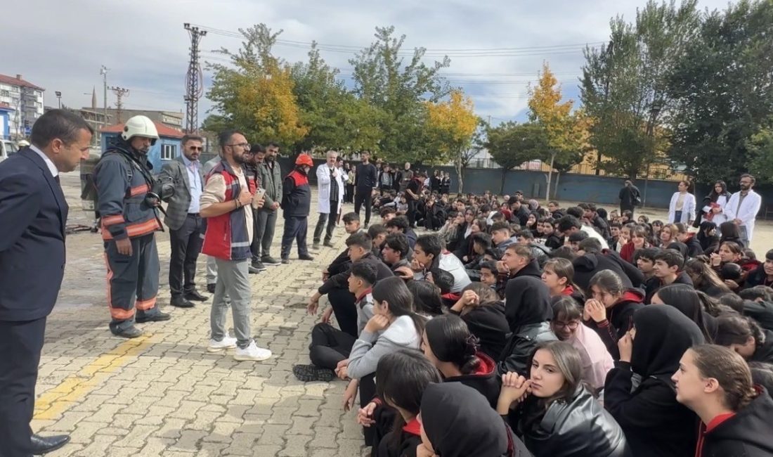 Hakkari’nin Yüksekova ilçesindeki Şemsettin Onay Anadolu Lisesi öğrencilerinin katılımıyla yangın
