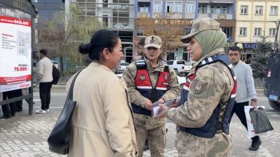 Hakkari’nin Yüksekova ilçesinde vatandaşlar Kadın Acil Destek Uygulaması (KADES) hakkında