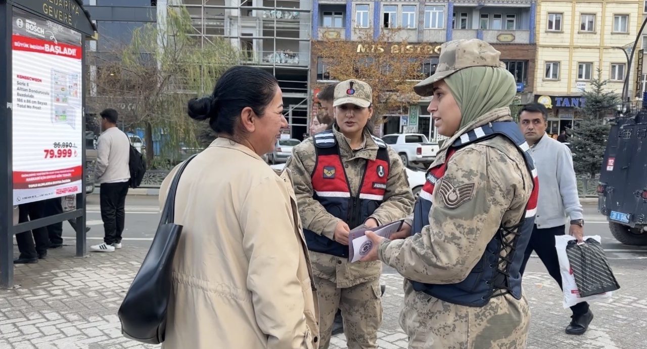 Hakkari’nin Yüksekova ilçesinde vatandaşlar Kadın Acil Destek Uygulaması (KADES) hakkında