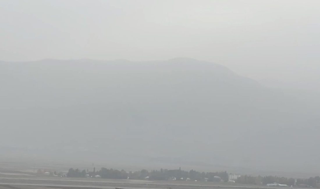 Hakkari’nin Yüksekova ilçesinde hava sıcaklığının düşmesiyle birlikte yüksek kesimlerde kar