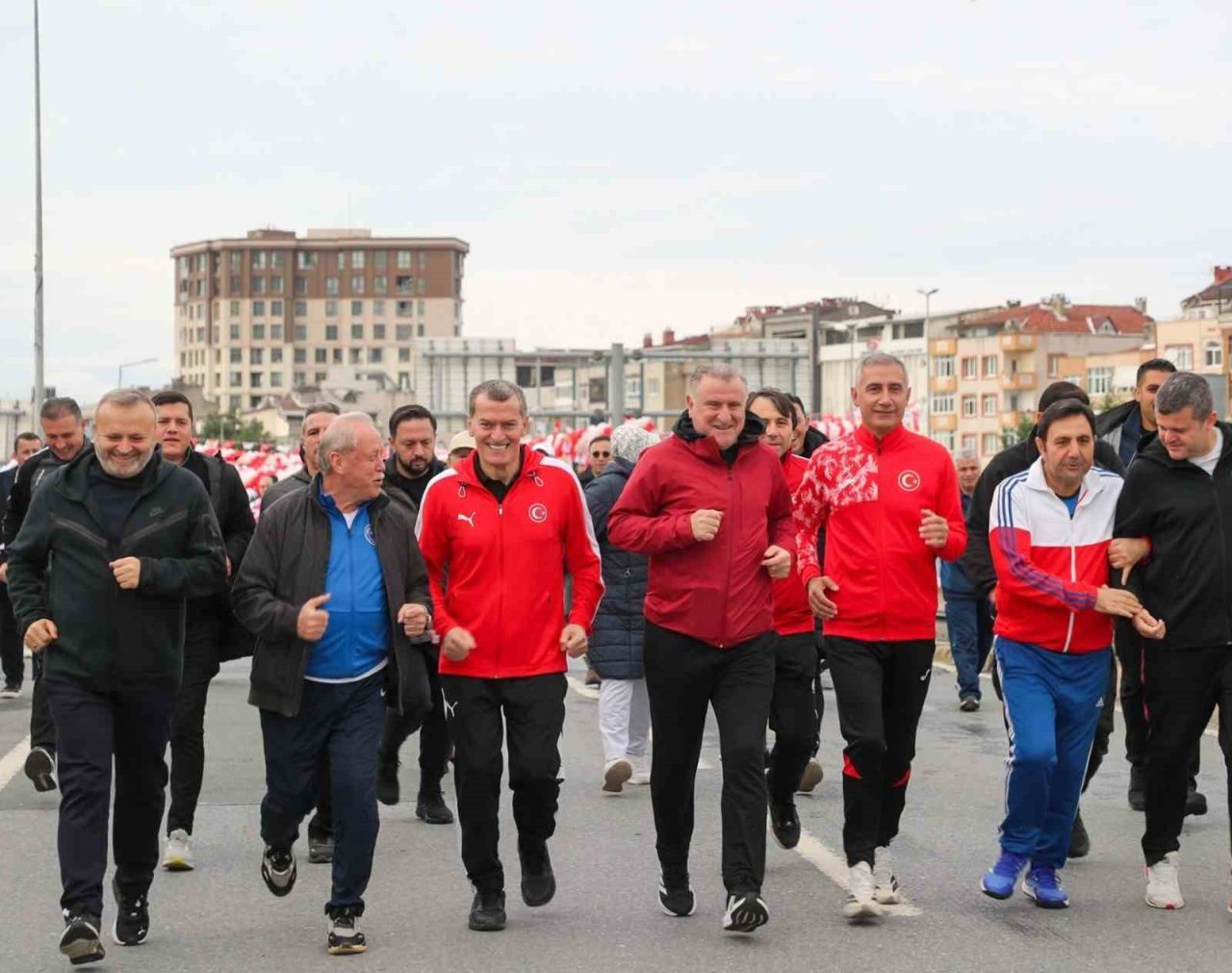 Zeytinburnu’nda 17. kez düzenlenen Cumhuriyet Koşusu’nda 2 bin 26 sporcu,